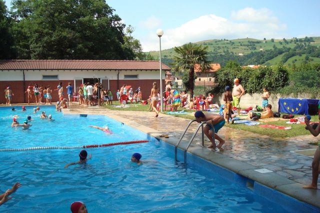 Punto de Informacion Europea en las piscinas de Villacarriedo