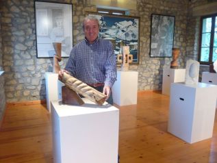 Juan Francisco  Ruiz de Villa posa con sus obras