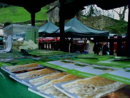 Más de una treintena de productores se dieron cita en la VII Feria de Artesanía de Vega de Pas