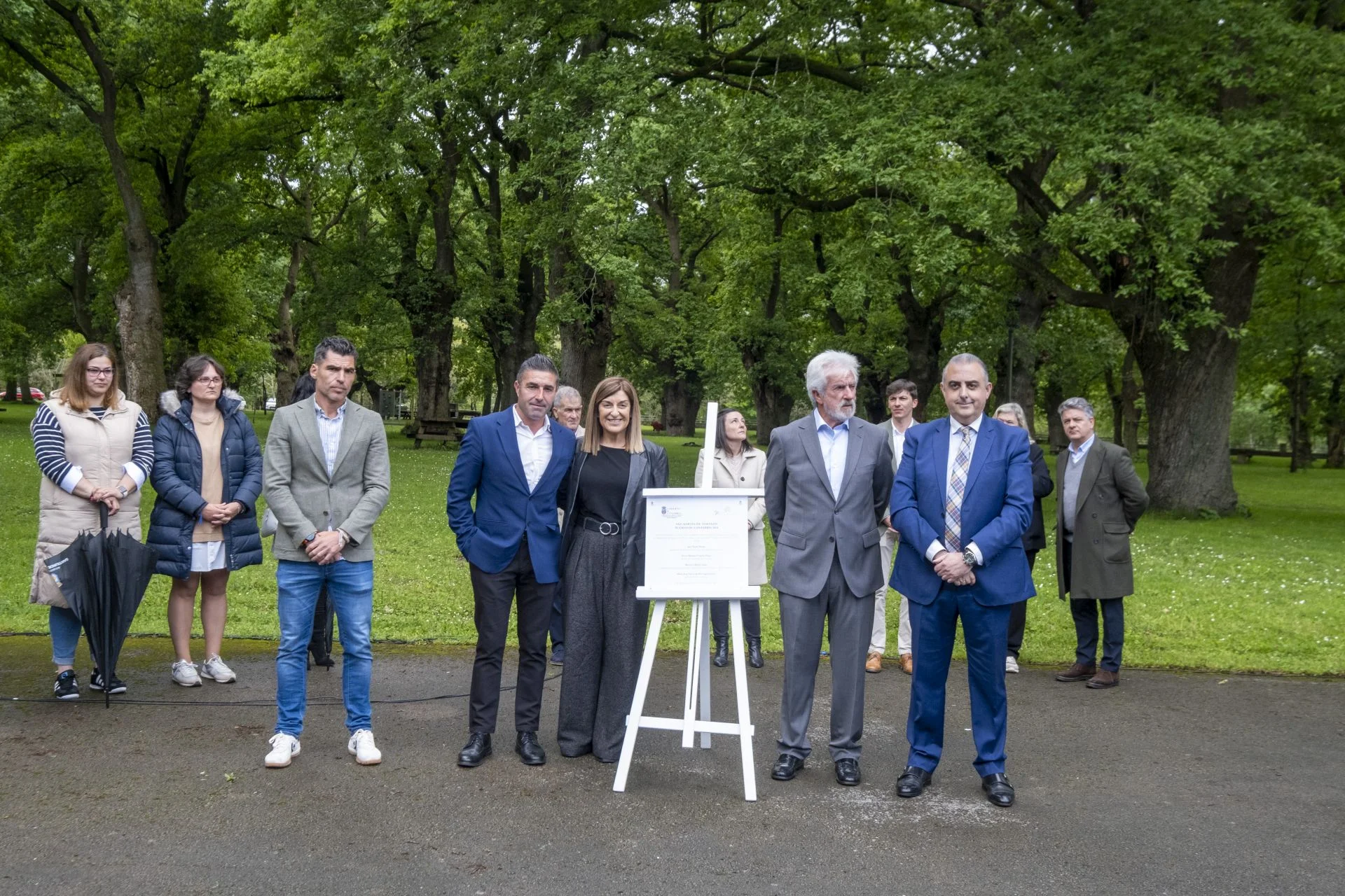 Buruaga entrega el título de Pueblo de Cantabria 2024 a San Martín de Toranzo