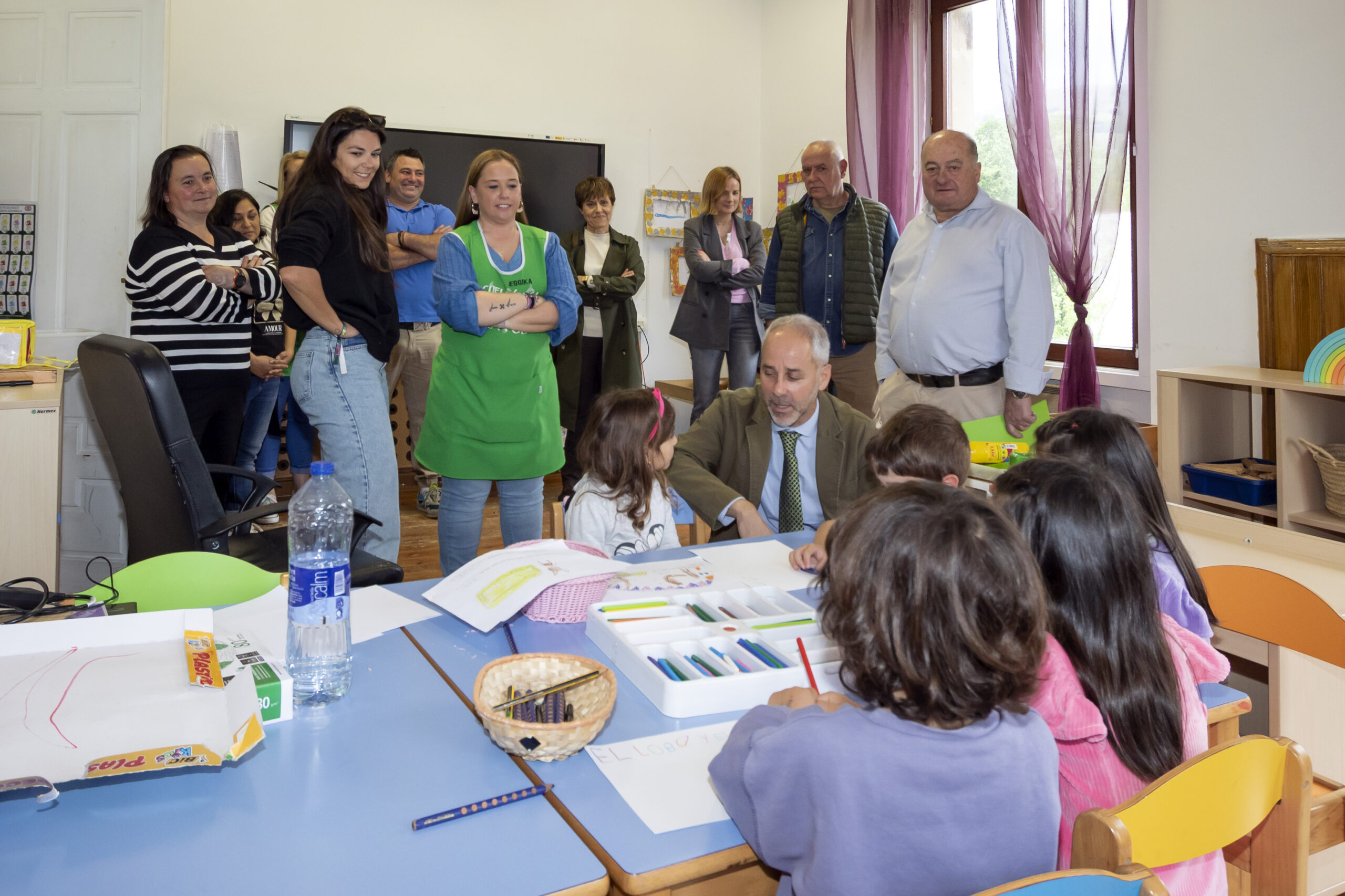 Silva muestra su compromiso con la escuela rural.
