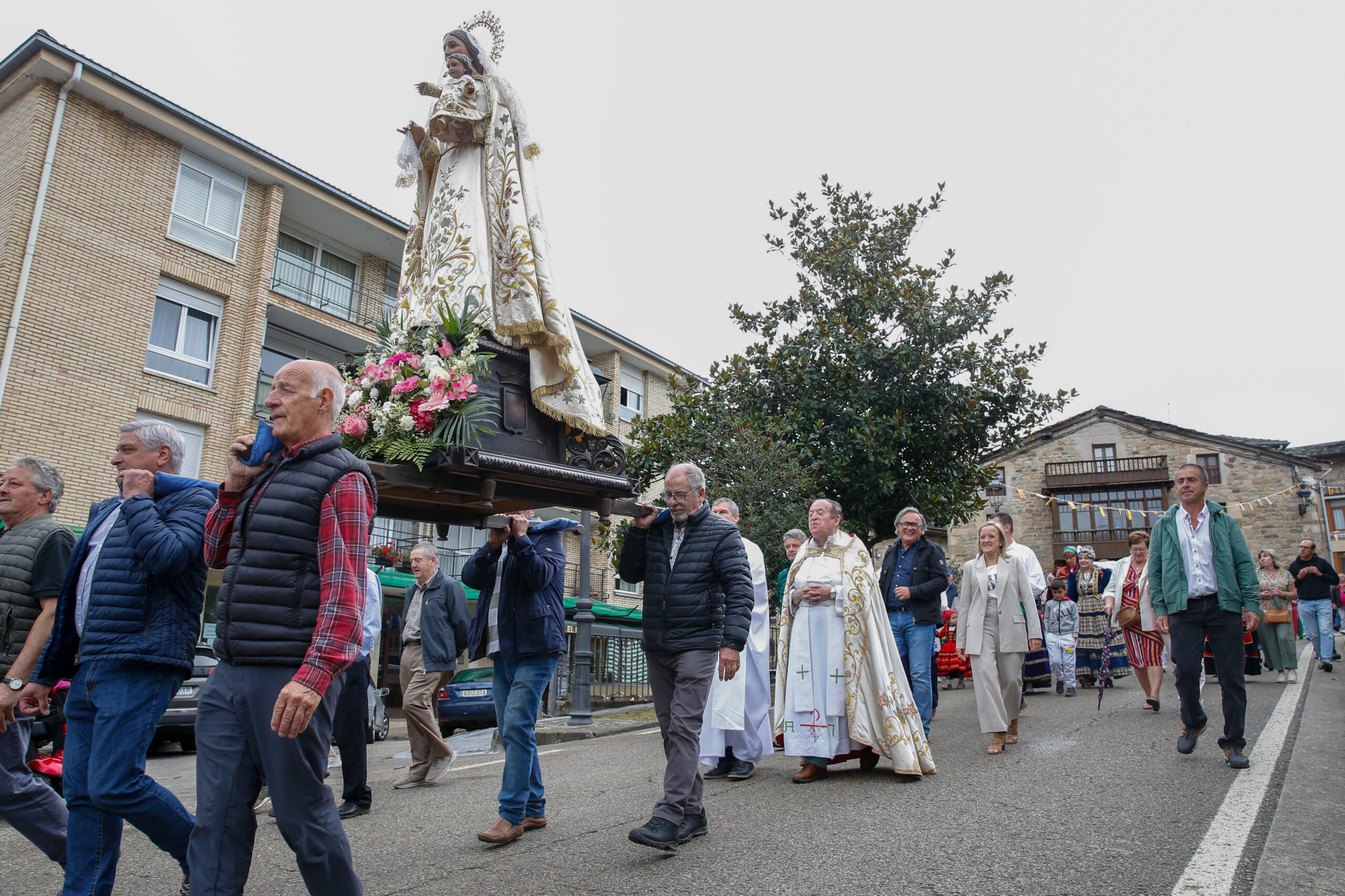 La consejera de Presidencia asiste a la festividad de Nuestra Señora en Vega de Pas