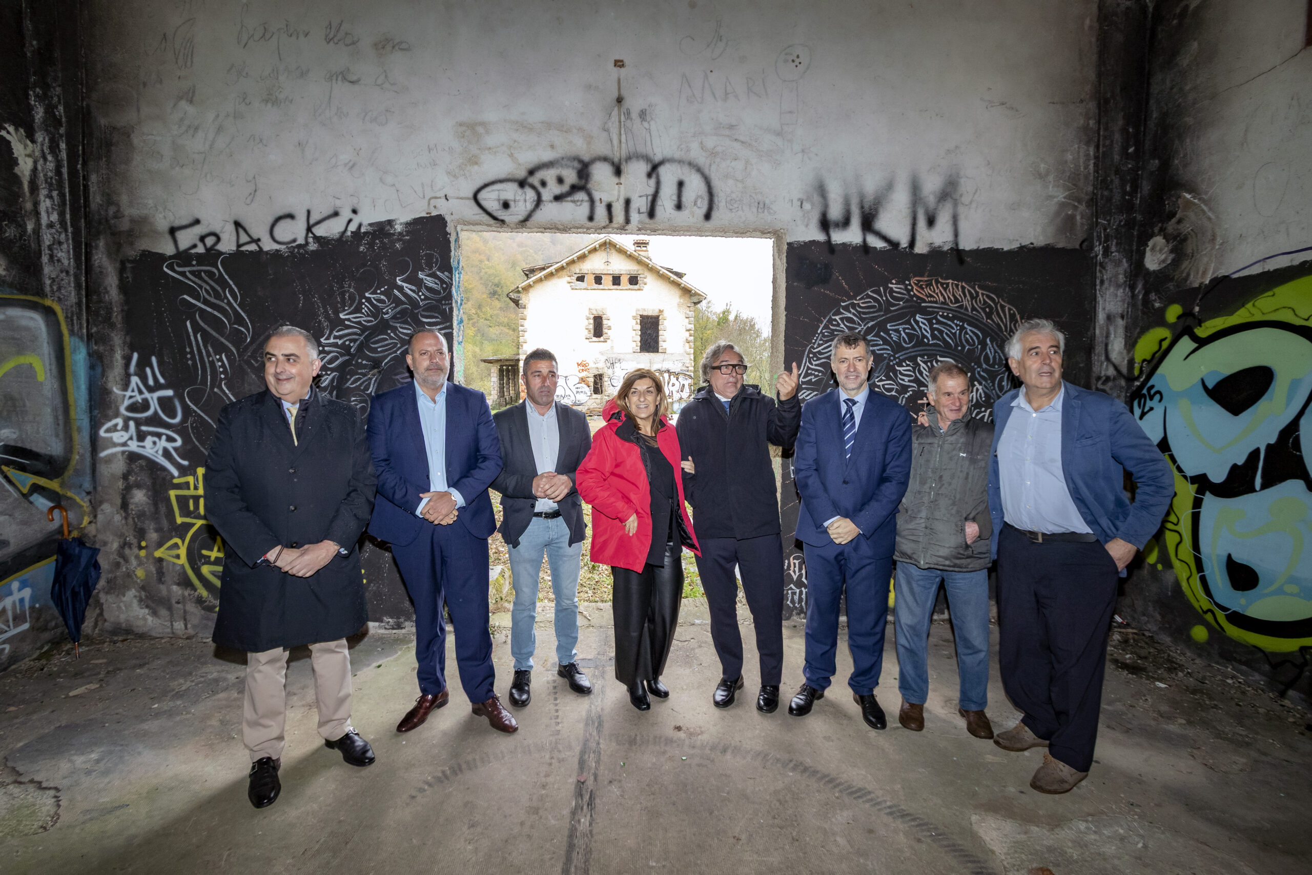 Buruaga destaca que «las máquinas por fin llegan a la Engaña» con el inicio de las obras de la senda verde desde la estación de Yera