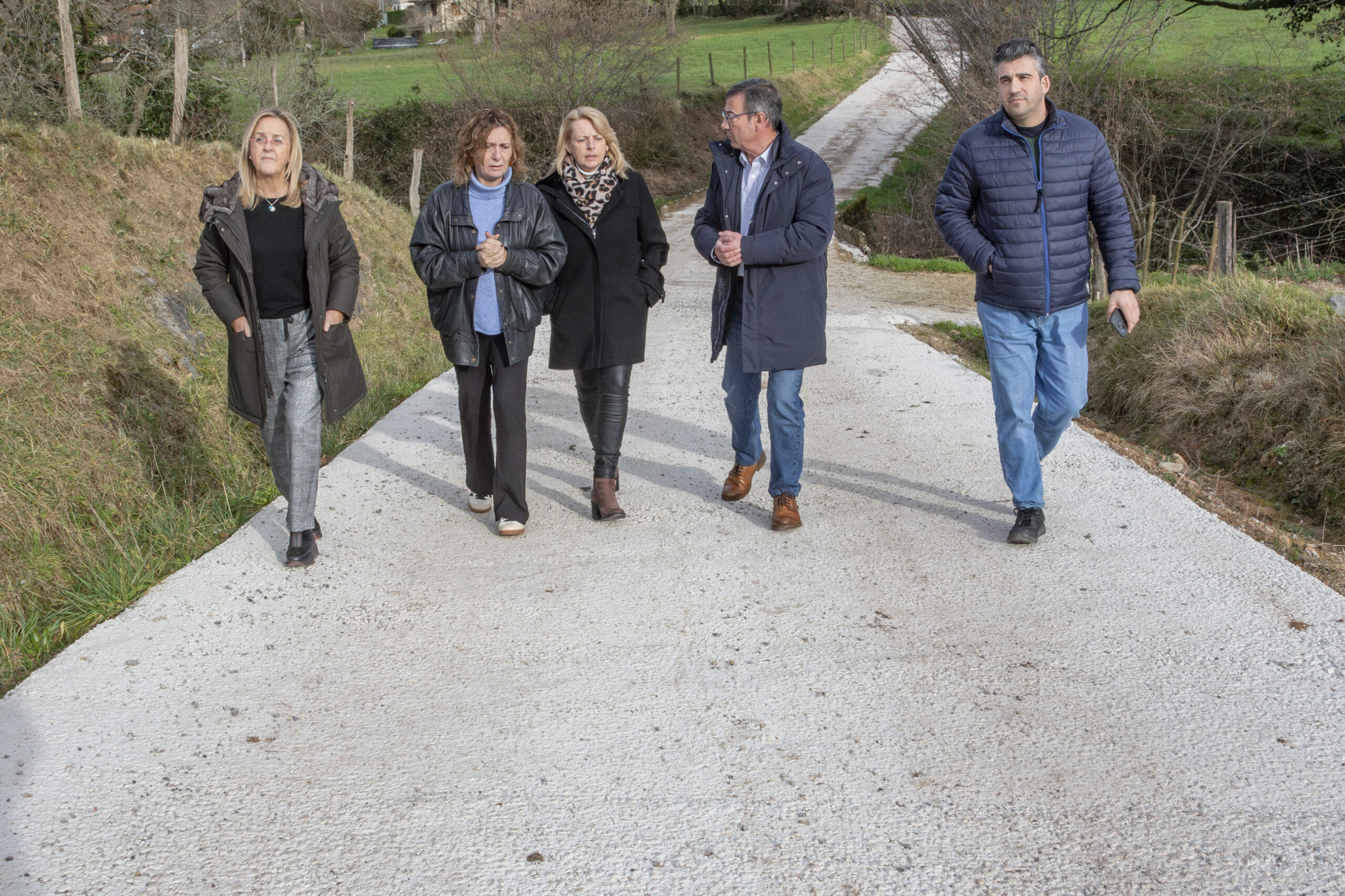 El Gobierno de Cantabria refuerza la red de infraestructuras agrarias de Santa María de Cayón con la mejora de un camino de concentración parcelaria en Esles