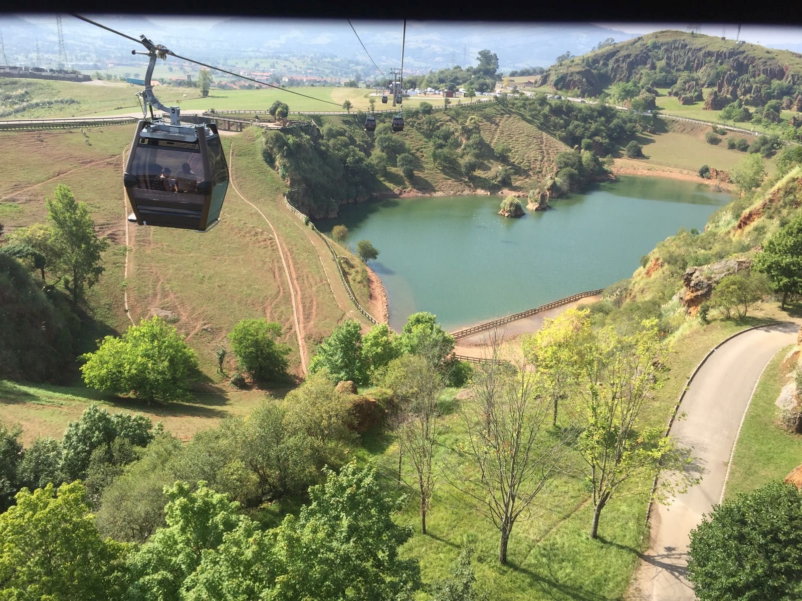 Cantur destina 1,3 millones a la renovación de cierres y miradores en cerca de una veintena de recintos de animales del Parque de Cabárceno